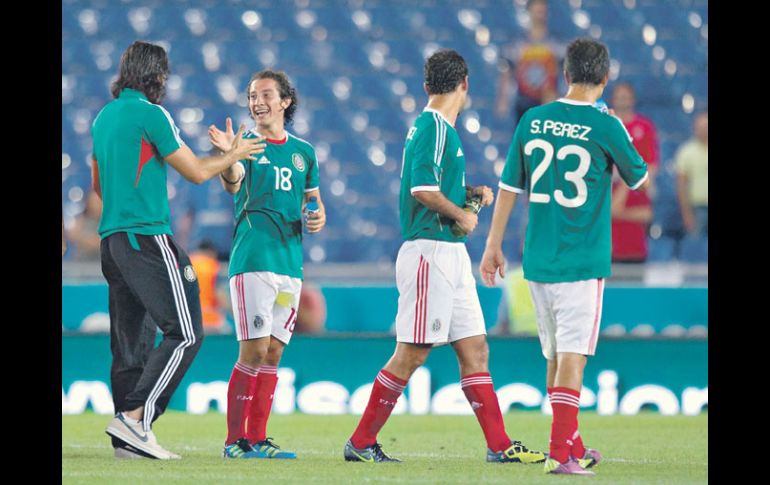 Andrés Guardado (centro) es felicitado por su anotación, al finalizar el duelo entre México y Chile. MEXSPORT  /