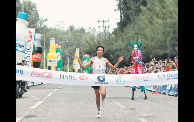 El mexicano Jaime Apolonio al momento de llegar a la meta. Superó al segundo lugar, el keniano Robert Letting. E. PACHECO  /