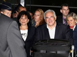 Dominique Strauss Kahn llegó ayer, acompañado de su esposa (izquieda), al aeropuerto Charles de Gaulle en Roissy. EFE  /