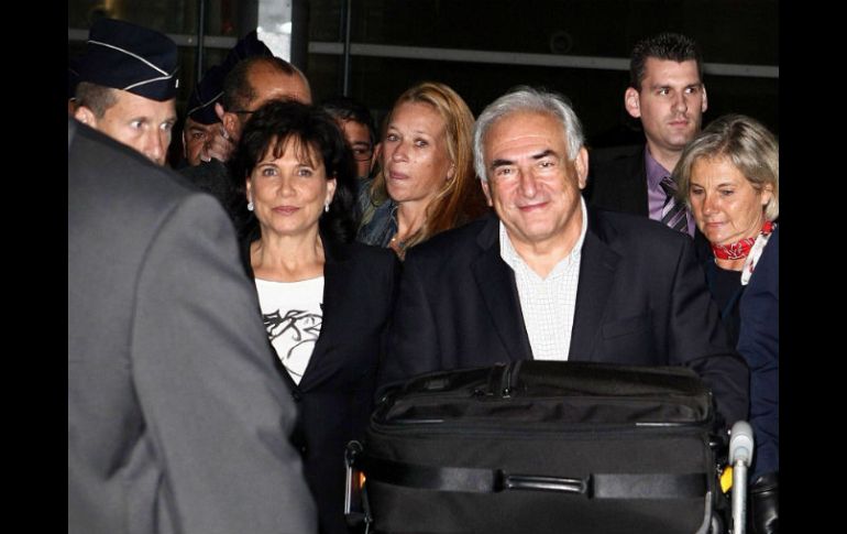 Dominique Strauss Kahn llegó ayer, acompañado de su esposa (izquieda), al aeropuerto Charles de Gaulle en Roissy. EFE  /