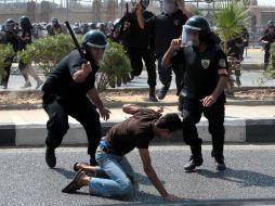 Partidarios y opositores de Mubarak se enfrentaron hoy en El Cairo. EFE  /