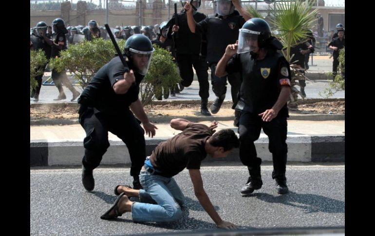 Partidarios y opositores de Mubarak se enfrentaron hoy en El Cairo. EFE  /