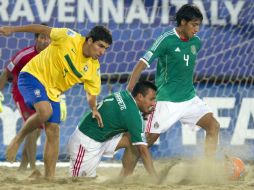 México sufrió una goleada de parte de Brasil en el segundo partido de fase de grupos del Mundial playero en Ravenna. MEXSPORT  /