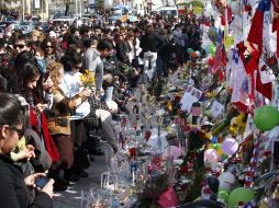 Cientos de personas presentan sus condolencias a las víctimas del accidente suscitado el pasado viernes. EFE  /