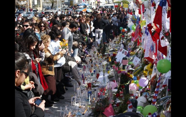 Cientos de personas presentan sus condolencias a las víctimas del accidente suscitado el pasado viernes. EFE  /