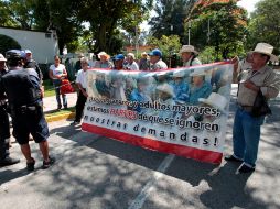 Un grupo de exbraceros se plantó en Casa Jalisco para exigir el pago de sus pensiones. A. GARCÍA  /