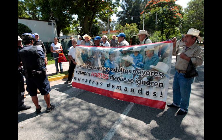 Un grupo de exbraceros se plantó en Casa Jalisco para exigir el pago de sus pensiones. A. GARCÍA  /