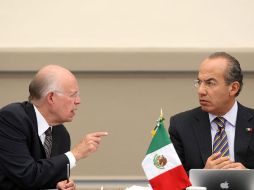 José Narro afirma ante Felipe Calderón que es necesario establecer mecanismos para medir problemas como el ''lavado'' de dinero. EFE  /