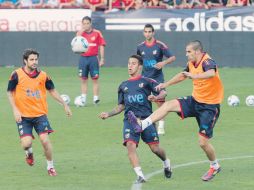 Cesc Fábregas, Thiago y Álvaro Negredo disputan el esférico en el entrenamiento de la Selección española. EFE  /