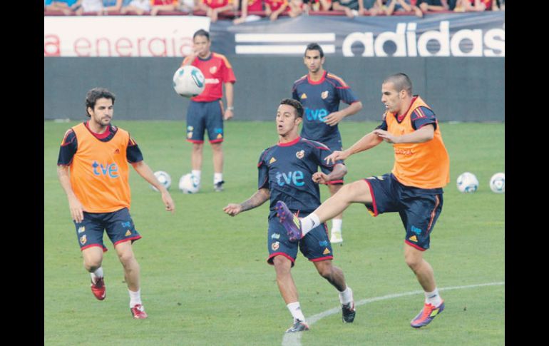 Cesc Fábregas, Thiago y Álvaro Negredo disputan el esférico en el entrenamiento de la Selección española. EFE  /