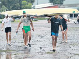 Los deportistas, durante su lluviosa concentración junto a la Laguna. E. PACHECO  /