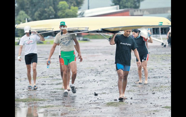 Los deportistas, durante su lluviosa concentración junto a la Laguna. E. PACHECO  /