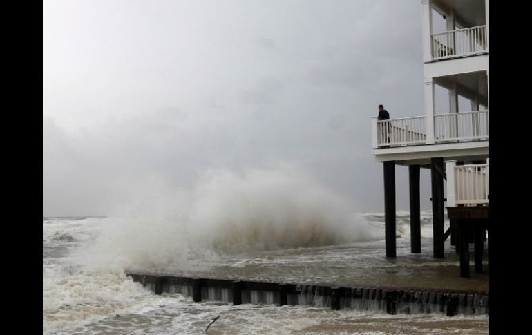 La tormenta Lee sigue causando daños a su paso: en la foto, pasando por la Isla Dauphin, Alabama. AP  /