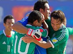 Los mexicanos celebran el pase a la siguiente ronda del Mundial de futbol de playa. MEXSPORT  /