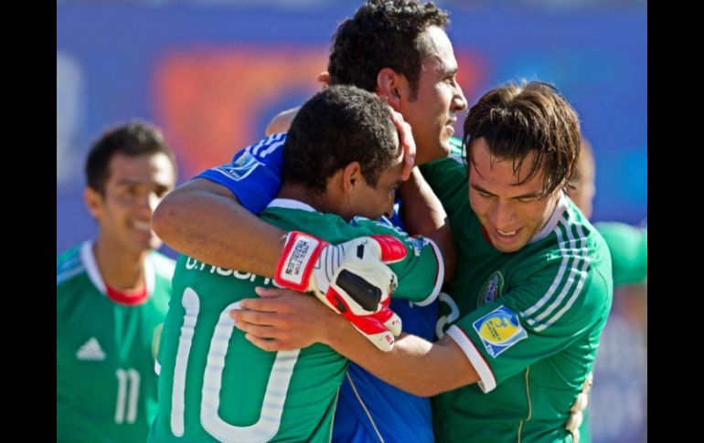 Los mexicanos celebran el pase a la siguiente ronda del Mundial de futbol de playa. MEXSPORT  /