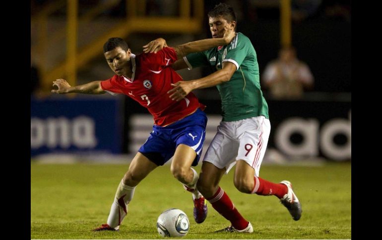 Paulo Magalhaes de Chile Sub-25 (I) y Othoniel Arce de Mexico Sub-22 (D) durante juego amistoso en San Luis. MEXSPORT  /