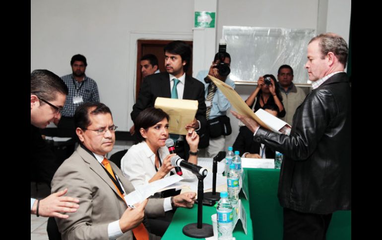 Durante la Sesión de la Comisión de Adquisiciones del IEPC, donde se anunciaron las empresas. E. BARRERA  /