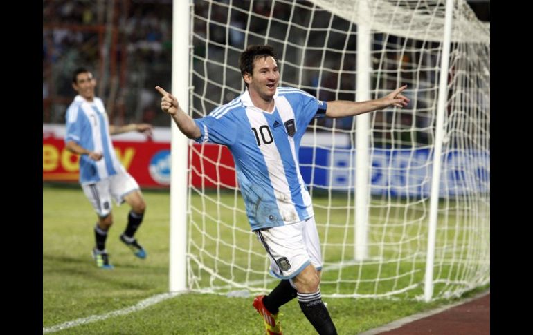 El delantero de la Selección argentina, Lionel Messi, fue ovacionado por todo el estadio cada vez que tocó el balón. EFE  /