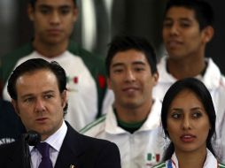 Bernardo De La Garza, con los atletas mexicanos de la Universiada de Shanghai en Los Pinos. MEXSPORT  /