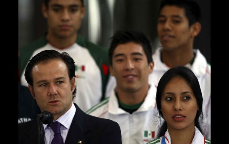 Bernardo De La Garza, con los atletas mexicanos de la Universiada de Shanghai en Los Pinos. MEXSPORT  /