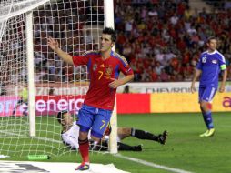 El delantero de la selección española de futbol, David Villa, celebra uno de sus goles durante el partido . EFE  /