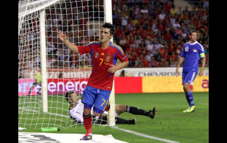 El delantero de la selección española de futbol, David Villa, celebra uno de sus goles durante el partido . EFE  /