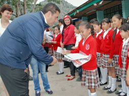 El alcalde Héctor Vielma hizo entrega de uniformes a alumnos de primaria. ESPECIAL  /