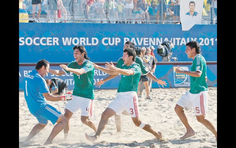 Jugadores mexicanos corren a felicitar al arquero Héctor Robles. MEXSPORT  /