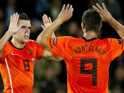 Kevin Strootman (izq) y  Klaas-Jan Huntelaar celebran un gol ante Finlandia. EFE  /