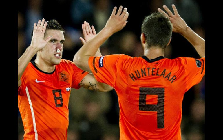 Kevin Strootman (izq) y  Klaas-Jan Huntelaar celebran un gol ante Finlandia. EFE  /