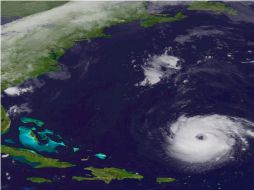 El huracán Katia continua degradándose, aunque sigue enviando fuertes corrientes marinas y marejadas a la costa este de EU. EFE  /