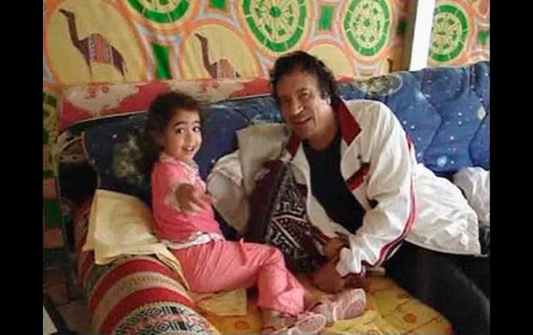 '¿Quién es dulce?' pregunta Gadhafi a su nieta en este video familiar. REUTERS  /