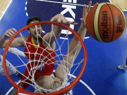 Pau Gasol (I) intenta lanzar a canasta ante la defensa del alemán Chris Kaman. AP  /