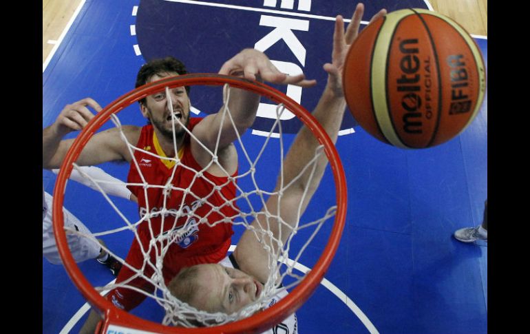 Pau Gasol (I) intenta lanzar a canasta ante la defensa del alemán Chris Kaman. AP  /