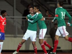 El jugador de la Selección de México Antonio Gallrdo (2-i) celebra su gol con sus compañeros. EFE  /