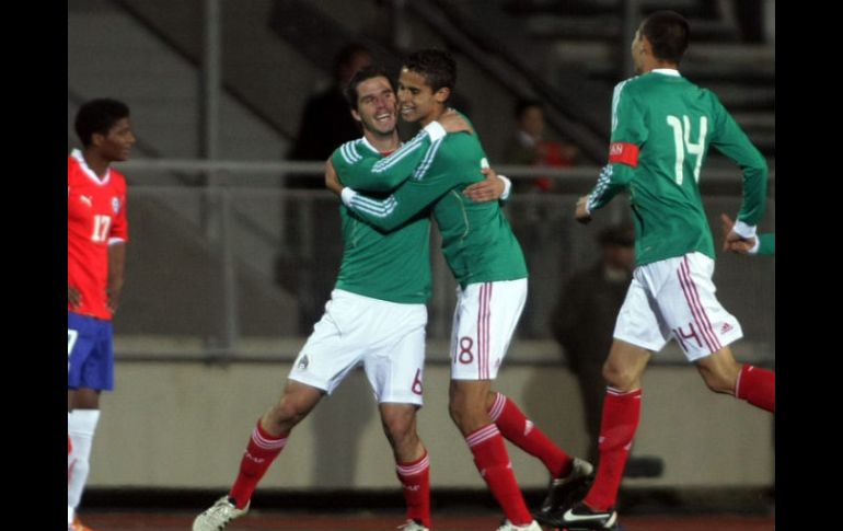 El jugador de la Selección de México Antonio Gallrdo (2-i) celebra su gol con sus compañeros. EFE  /