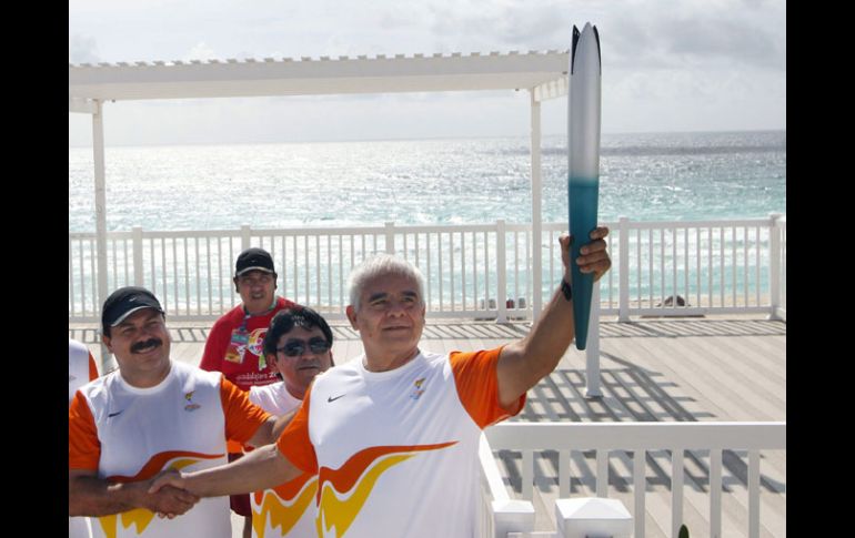 El campeón panamericano de gimnasia (1975), Rogelio Mendoza porta la Antorcha Panamericana en el recorrido por Cancún. EFE  /