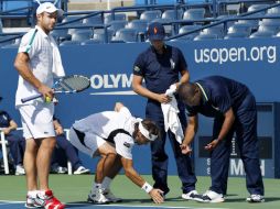 Andy Roddick y David Ferrer muestran el estado de la pista. AP  /