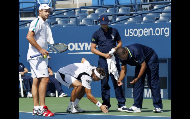 Andy Roddick y David Ferrer muestran el estado de la pista. AP  /