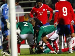 Momento en que Miguel Ponce quedó inconsciente en el partido de la Sub-22 de México ante Chile. MEXSPORT  /