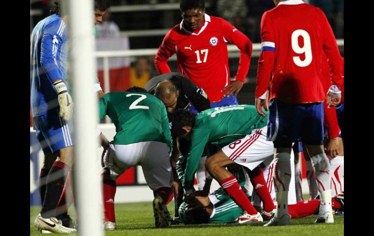 Momento en que Miguel Ponce quedó inconsciente en el partido de la Sub-22 de México ante Chile. MEXSPORT  /