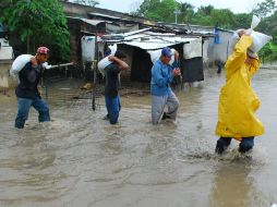 Habitantes de Tabasco colocan sacos de arena para porteger sus viviendas de las inundaciones. NTX  /