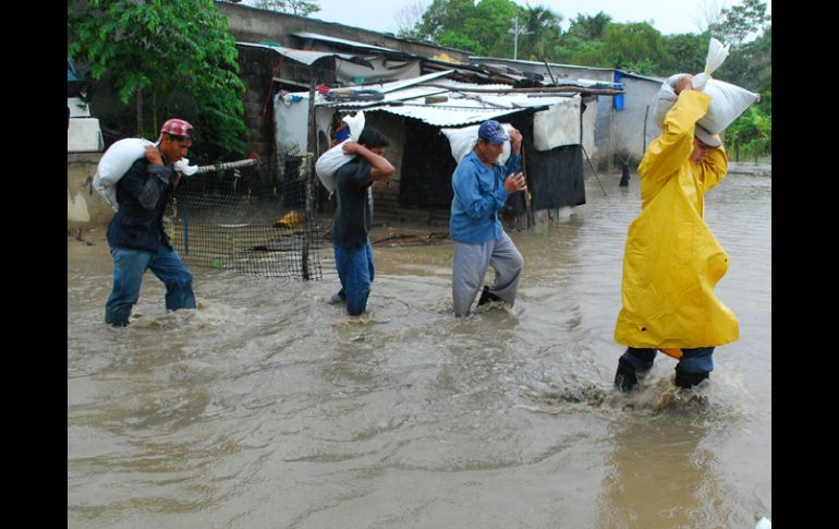 Habitantes de Tabasco colocan sacos de arena para porteger sus viviendas de las inundaciones. NTX  /