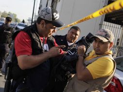 Un elemento de seguridad impide a un camarógrafo grabar el saldo de la balacera entre policías y delincuentes en Monterrey. REUTERS  /