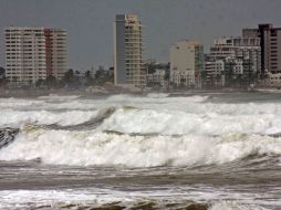 La tormenta tropical ha provocado olas de hasta cuatro metros de altura. EL UNIVERSAL  /