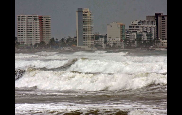 La tormenta tropical ha provocado olas de hasta cuatro metros de altura. EL UNIVERSAL  /