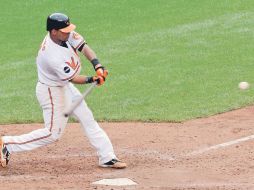 Robert Andino conecta el sencillo productor de la carrera con la que los Orioles de Baltimore le ganaron a los Yanquis. AFP  /