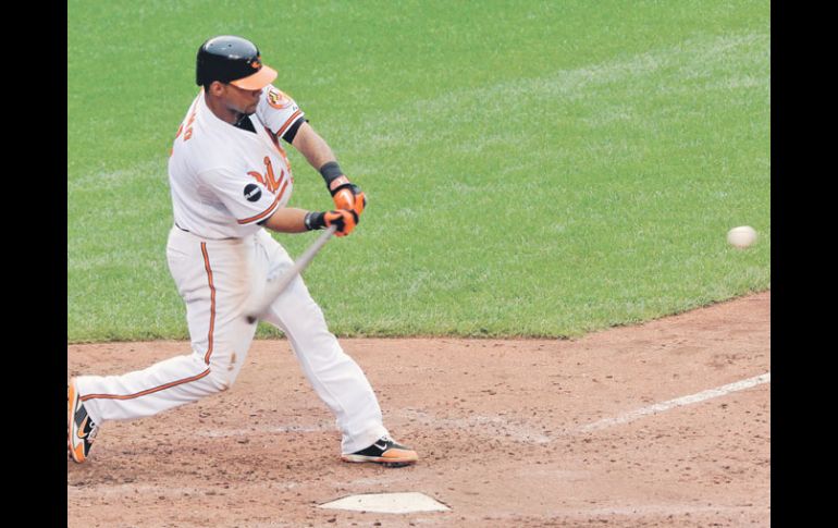 Robert Andino conecta el sencillo productor de la carrera con la que los Orioles de Baltimore le ganaron a los Yanquis. AFP  /