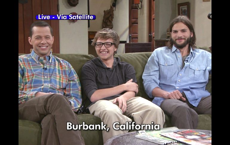 Jon Cryer, Angus T. Jones y Ashton Kutcher, aparecen en el satélite desde California. AP  /