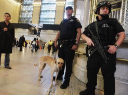 En Grand Central Terminal, 'Roma? entrenada a olfatear explosivos, es parte del operativo. AFP  /